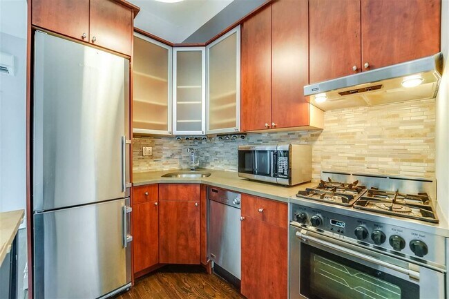 Building Photo - 156 7th St