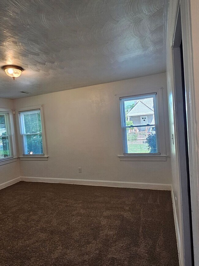 Building Photo - 348 Virginian Dr unit A