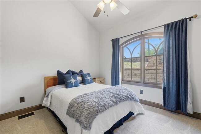 Building Photo - 2115 Kemp Dr