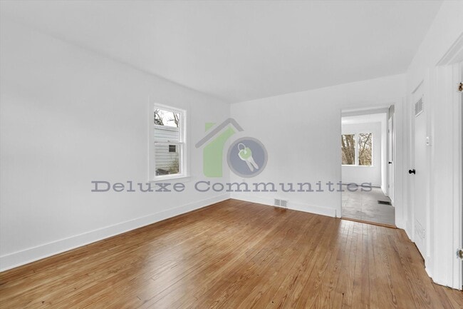 Building Photo - Rare 1-Bedroom Full Home – Big Kitchen, Ha...