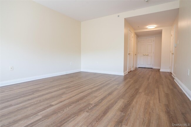 Building Photo - 300 E Overlook