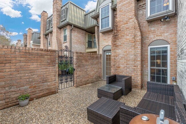 Building Photo - 3139 Bissonnet St