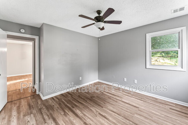 Building Photo - 1322 N Harvey Dr