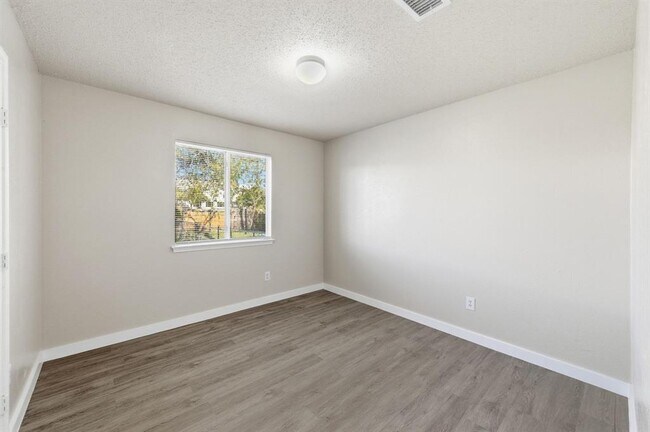 Building Photo - 2204 Donahue Ln