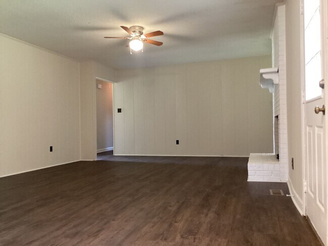 Building Photo - Lovely 3-Bedroom, 2-Bathroom Ranch