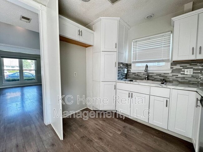 Building Photo - 8592 Perry Ln