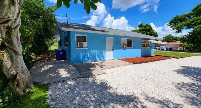 Building Photo - 2252 Maple Ave