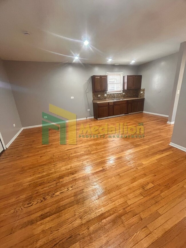 Building Photo - 5954 S Maplewood Ave