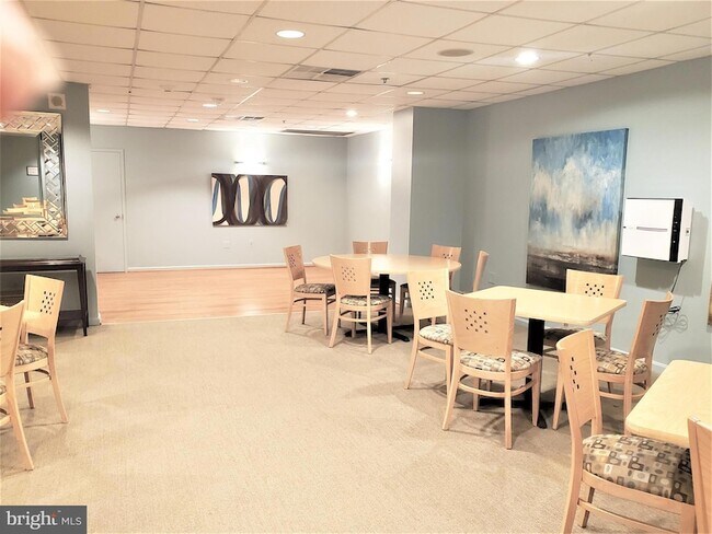 Building Photo - 15100 Interlachen Dr
