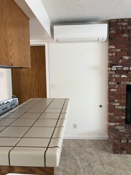 Building Photo - 408 W Felspar Ave