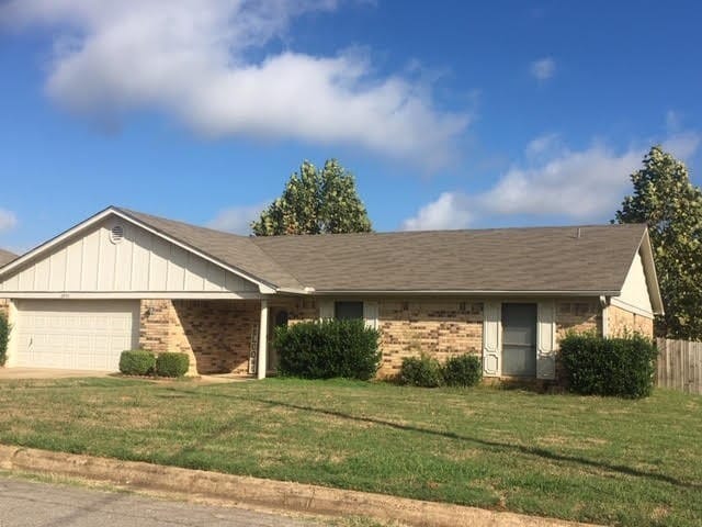 Building Photo - Single-Family Home: 3 bed, 2 bath