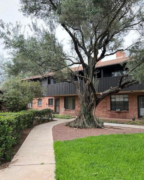 Building Photo - 333 S Alvernon Way