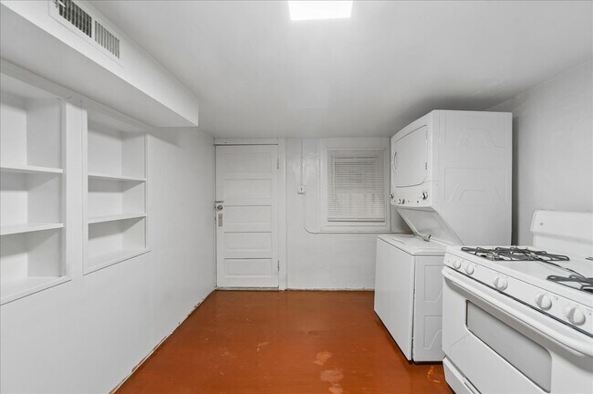 Building Photo - 1645 W Beach Ave