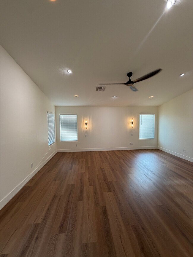Building Photo - 2741 E Quiet Hollow Ln