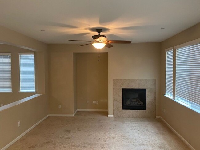 Building Photo - Condo with access to clubhouse and interne...