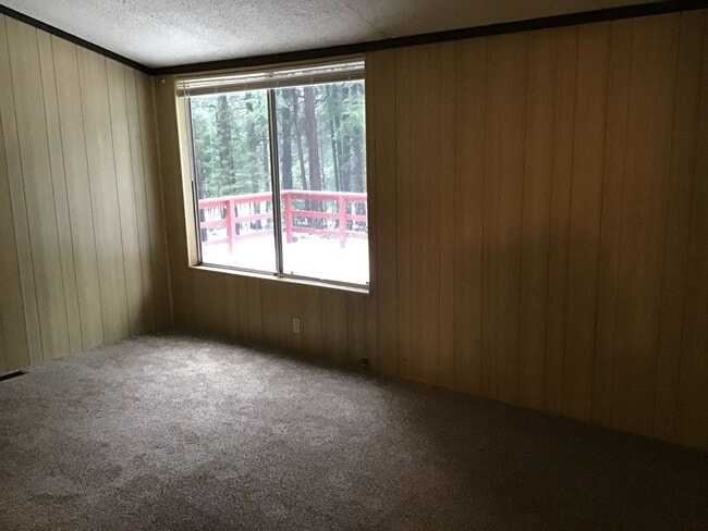 Building Photo - Large spacious 2Bd manufactured home avail...