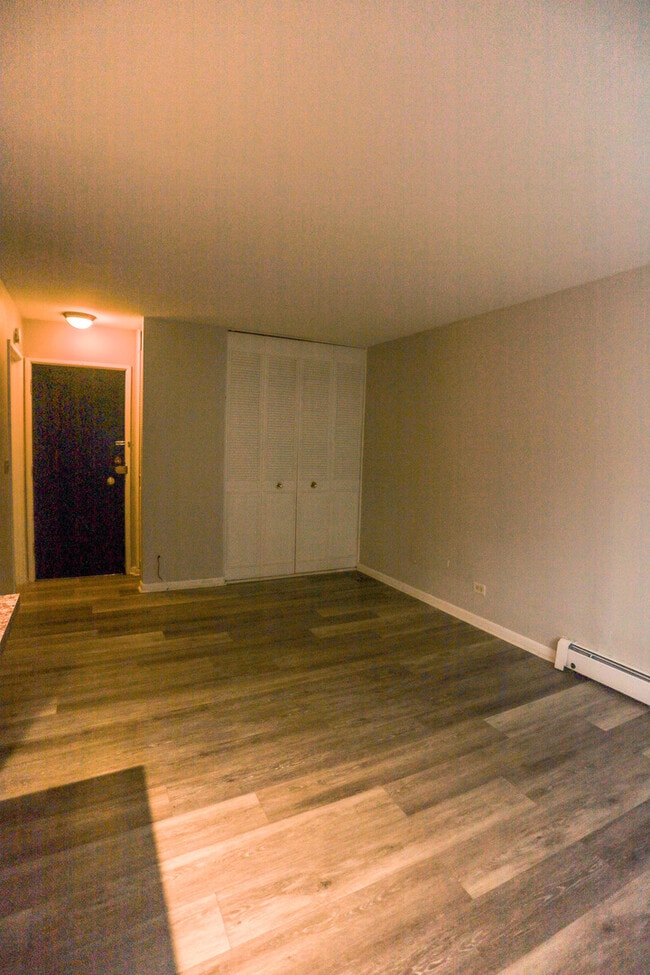 Building Photo - 541 W Briar Pl