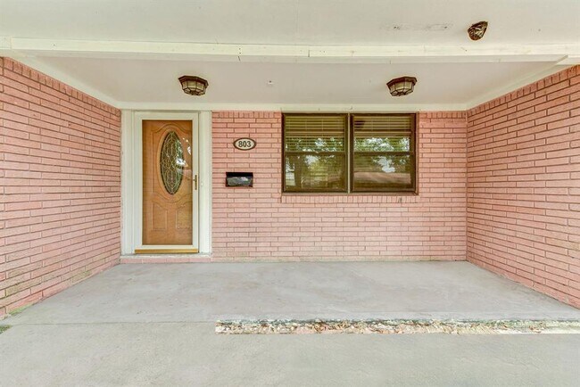 Building Photo - 803 Rosewood Dr