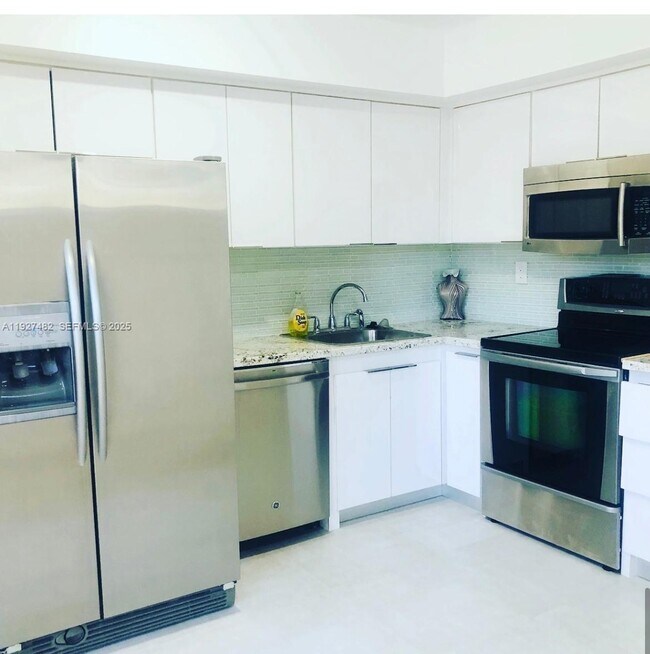 Building Photo - 920 SW 7th Ave