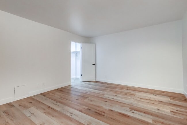 Building Photo - 435 N Oakhurst Dr