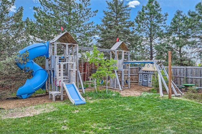 Building Photo - 2070 Ridge Dr