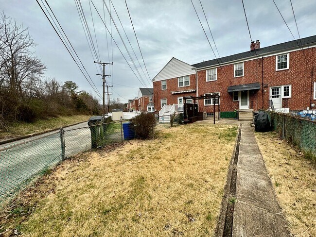 Building Photo - Charming 3 Bedroom/1.5 Bathroom Townhome with In-Unit Laundry in Towson, MD!