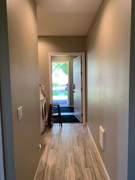 Building Photo - 465 W 5th St