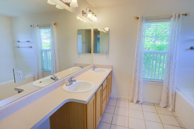 Building Photo - Spacious 4-Bedroom Home in Prime Littleton...