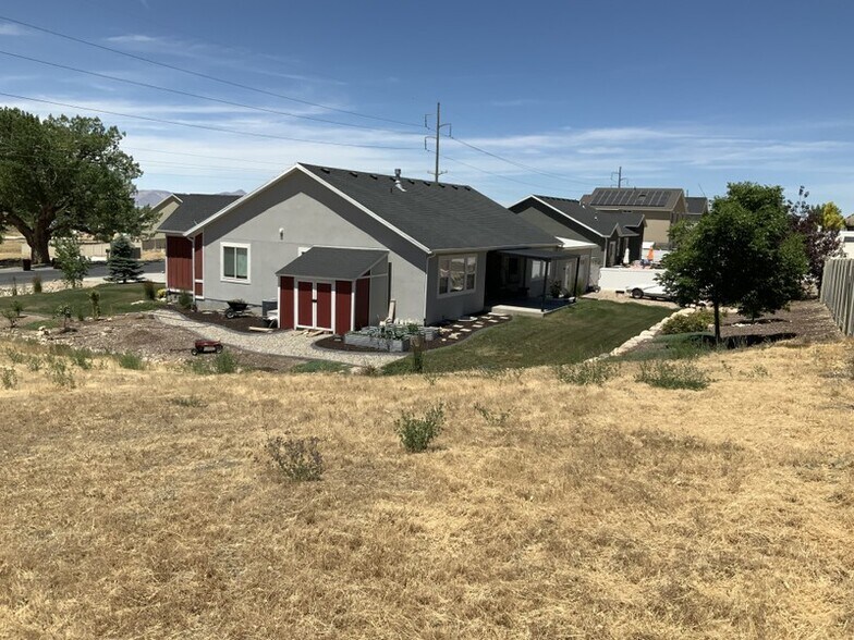 Building Photo - 8380 Lakeshore Dr