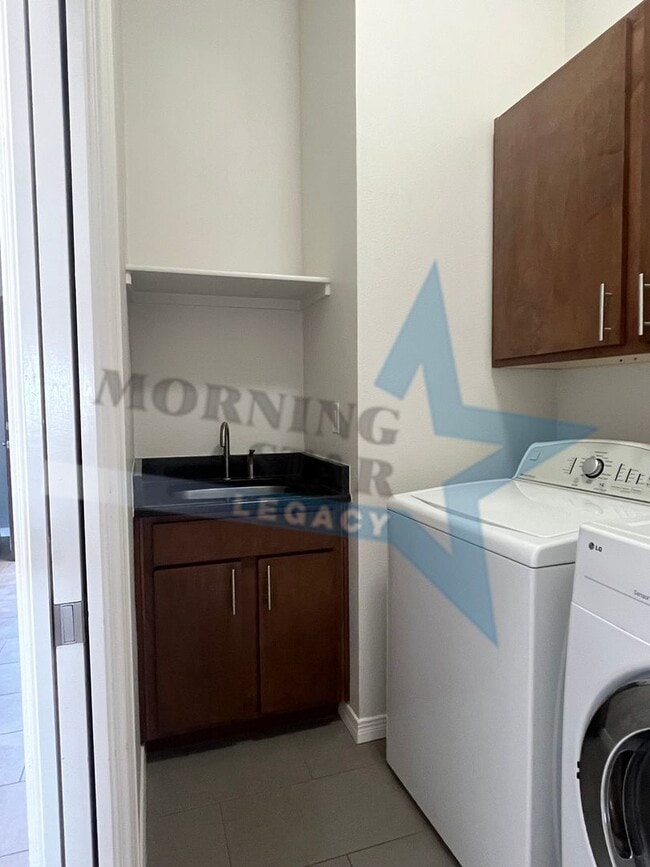 Building Photo - Charming 3-bedroom, 2-bathroom w/ views!