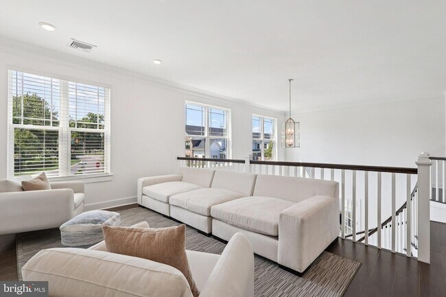 Building Photo - 2 Dogleg Ln