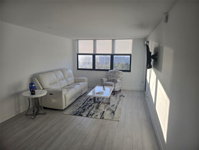 Building Photo - 1401 N Riverside Dr