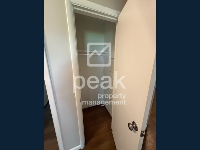 Building Photo - $1,150! 3Bed/ 1.5 Bath House! Apply by 4/9 to get half off your first month.