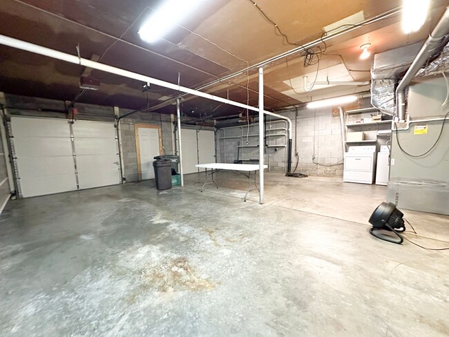 Building Photo - 3 Bedroom House: Walking Distance to Campu...