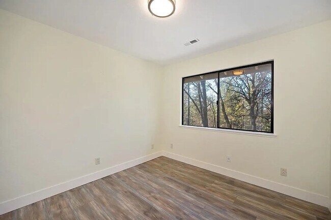 Building Photo - Beautiful 3BR/3BA Home on 1 Acre in Gated ...