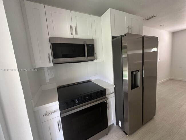 Building Photo - 1754 NE 48th Ct