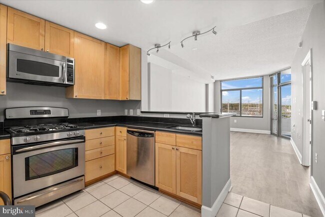 Primary Photo - 3600 S Glebe Rd
