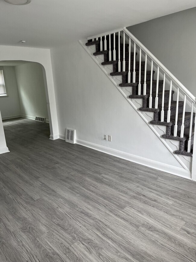 Building Photo - 240 W 21st St