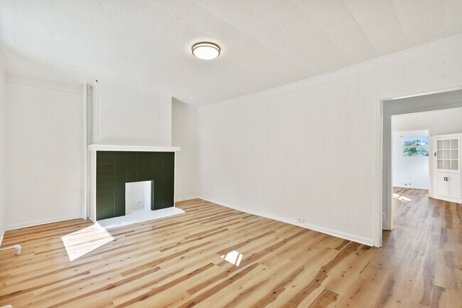 Building Photo - 2 bed 1 bath - newly updated, convenient location, washer/dryer/dishwasher