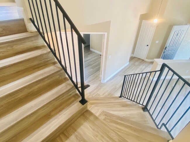 Building Photo - Calabasas Two-Story 4b/3b Beautifully & Mo...