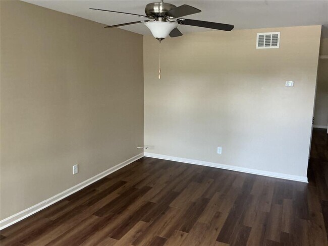 Building Photo - 5550 N Braeswood Blvd