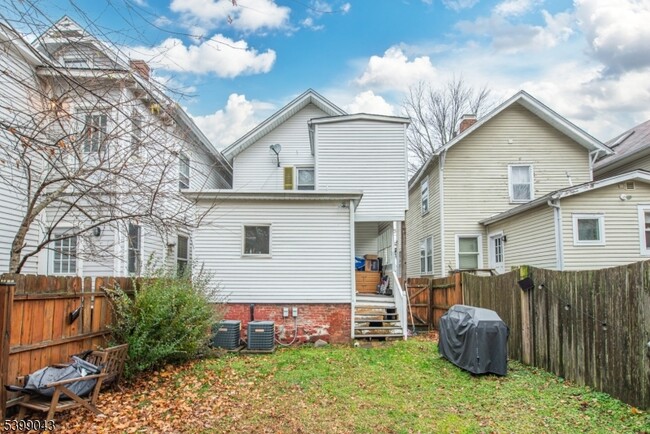 Building Photo - 92 Washington St