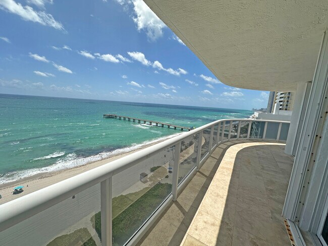 Building Photo - Stunning furnished 3-bedroom, 3-bathroom c...
