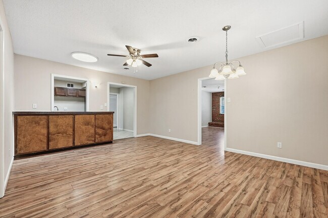 Building Photo - 338 Coral Dr SW