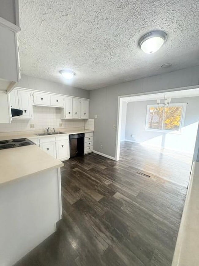 Building Photo - Split Level 4 Bedroom