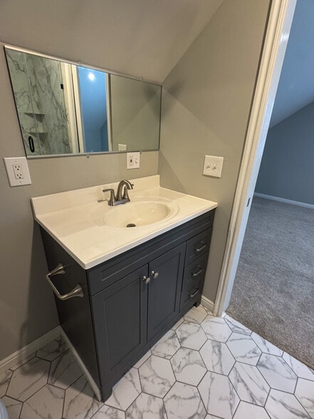 Master Bathroomo - 5000 S Lincoln St