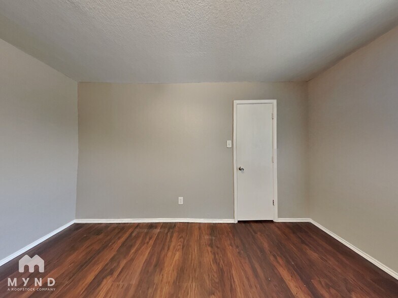 Building Photo - 327 W Little Creek Rd