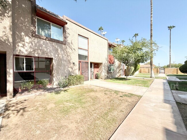 Building Photo - 8255 E Thomas Rd