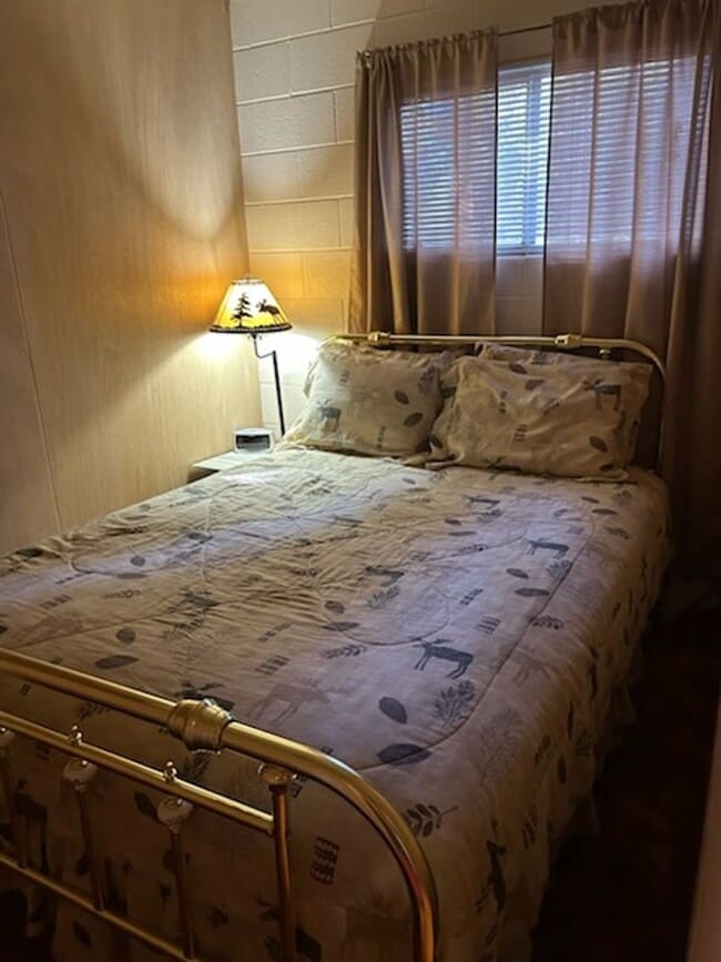 Building Photo - SKI LEASE: Close to Bus Line, Full Kitchen...