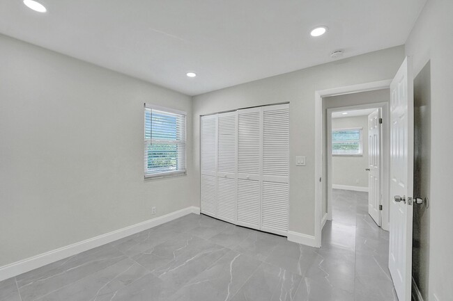 Building Photo - Beautifully Renovated 3BR/2BA Townhome in ...